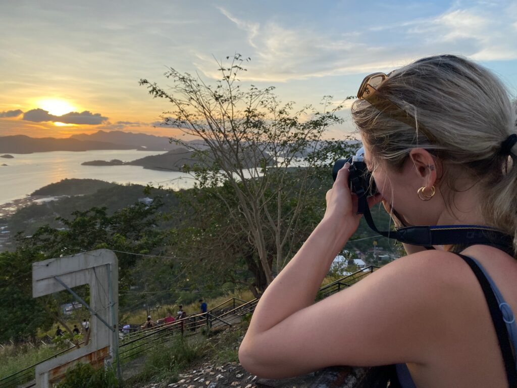 Toerist of reiziger: Annelies, travelcoach trekt foto bij zonsondergang