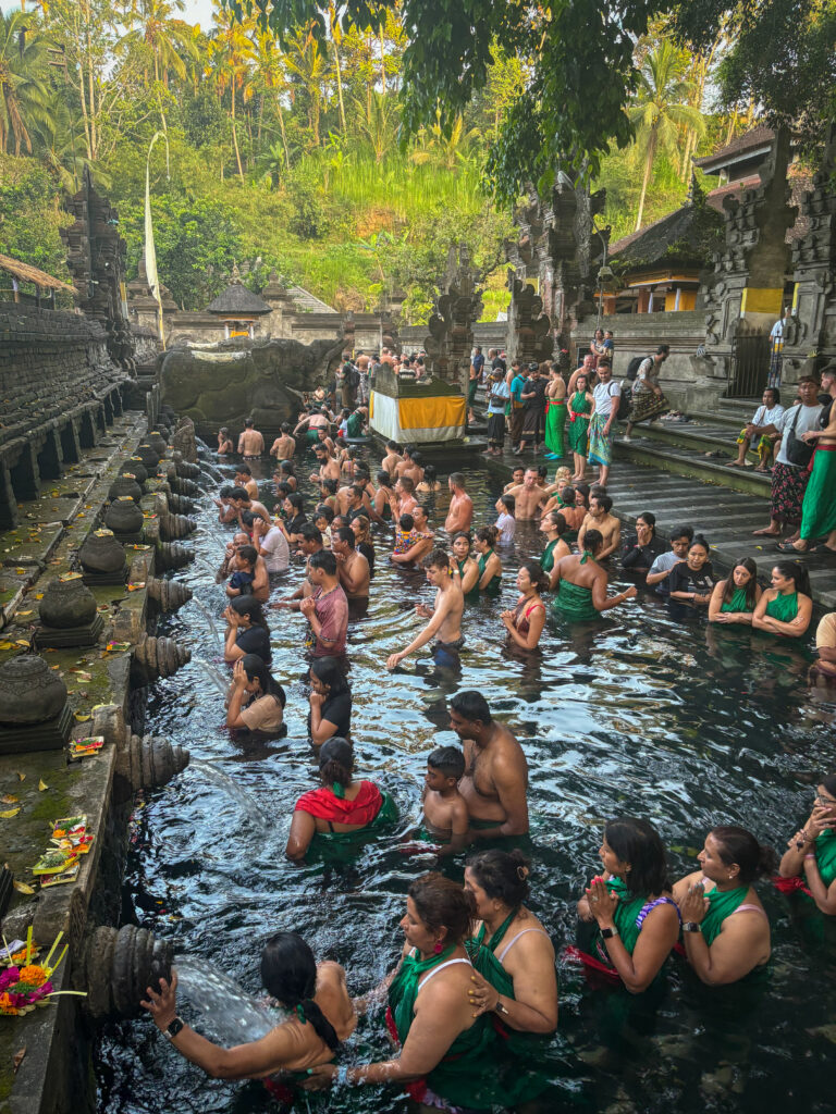 Mensen baden in Pura Tirta Empul op Bali