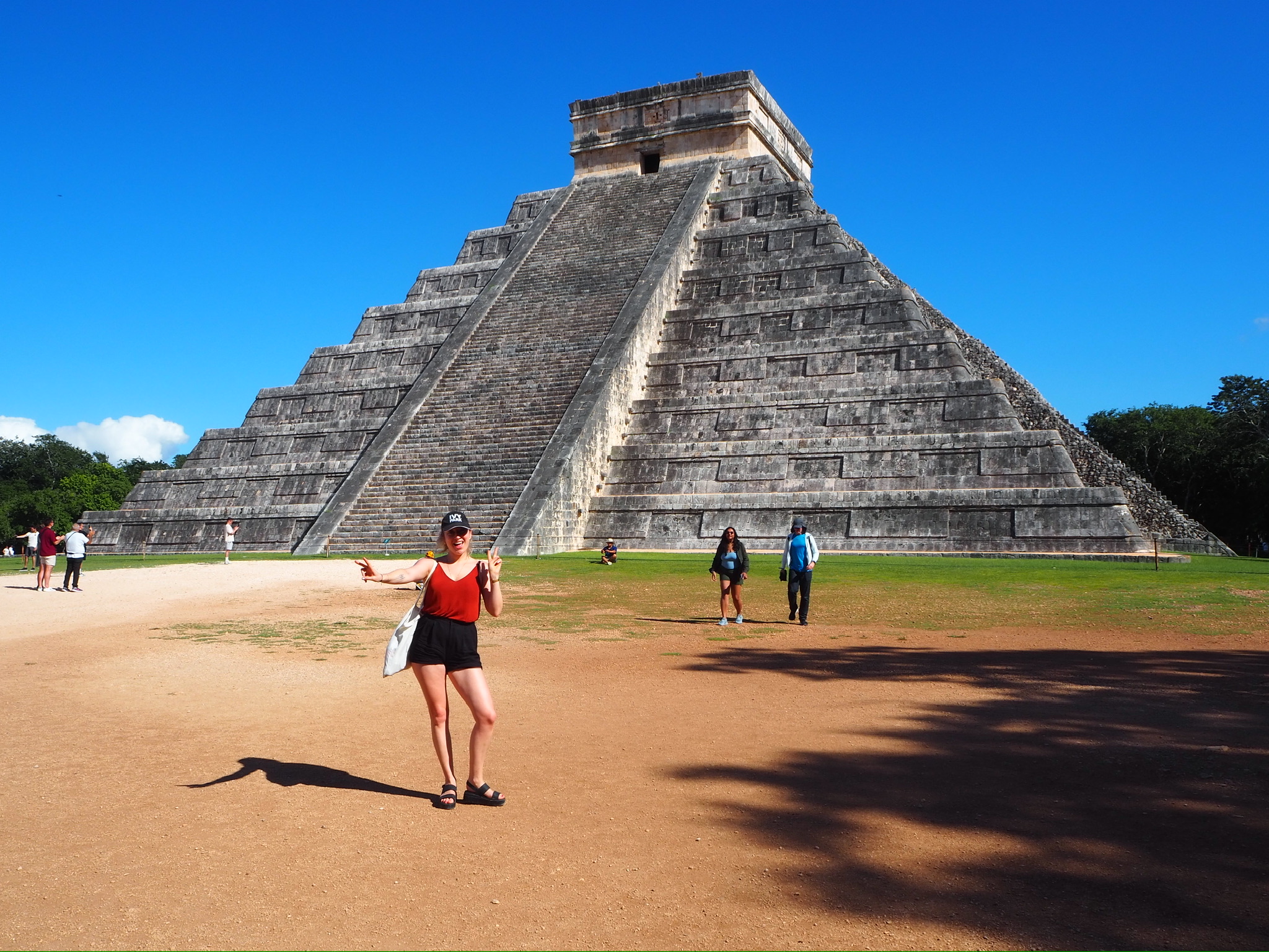 Foto van Annelies, de reiscoach, bij El Castillo, de iconische piramide in Chichén Itzá, Mexico