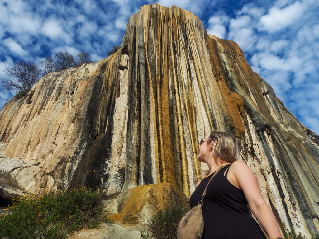 Reiscoach Annelies Goossens bij Hierve El Agua 0axaca Mexico ter illustratie van solo reisbestemmingen