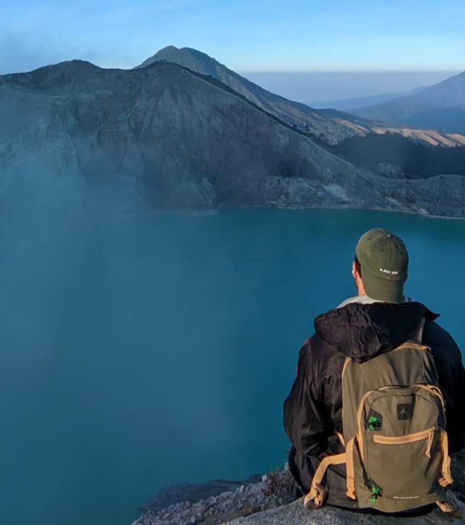 reiziger met uitzicht op Ijen in Indonesië